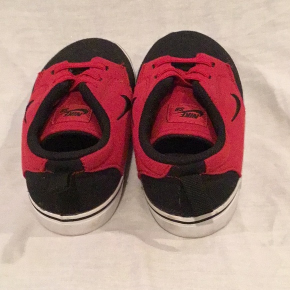 R) Boys brand new lace up sneakers - Picture 2 of 5